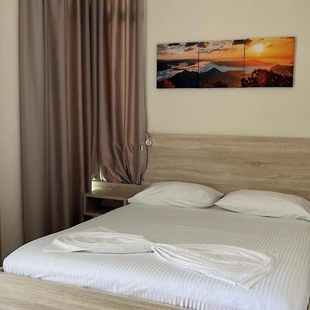 Hotel Jon เดอร์มี ภายนอก รูปภาพ