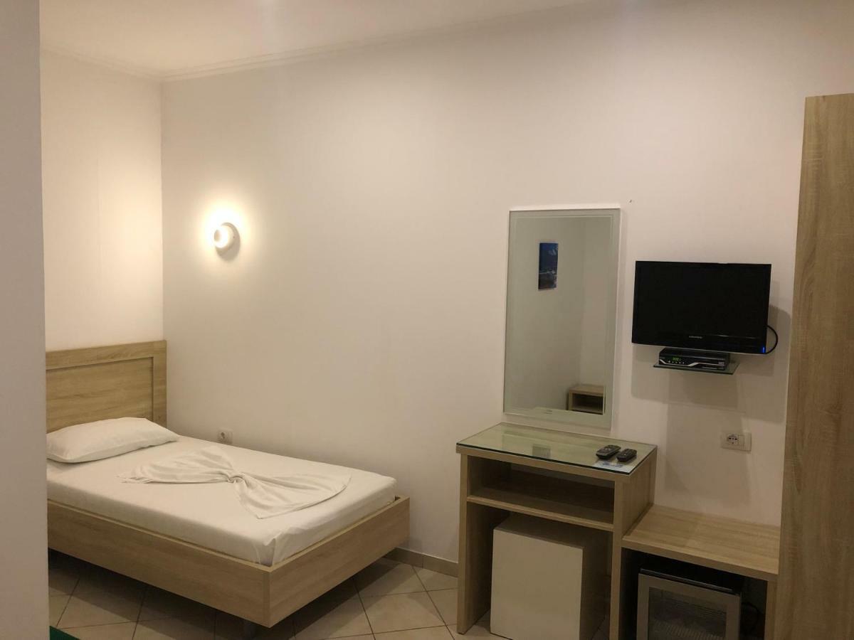 Hotel Jon เดอร์มี ภายนอก รูปภาพ