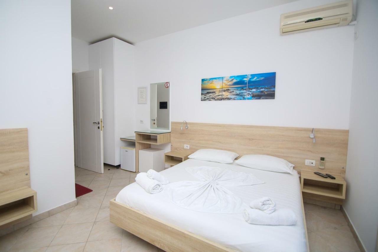 Hotel Jon เดอร์มี ภายนอก รูปภาพ